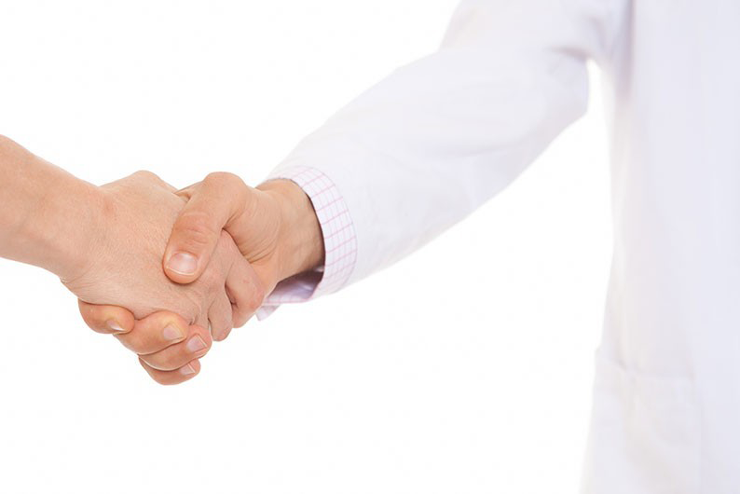 Arzt schüttelt einem Patienten die Hand